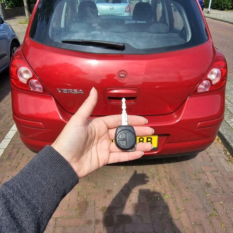 hand houdt autosleutel ytechmotors 2